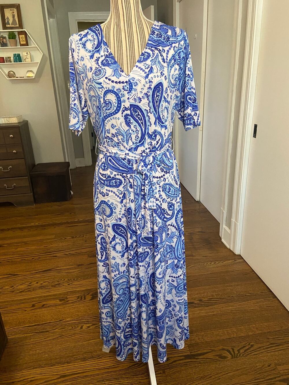 MSK blue/white paisley print vneck elbow sleeve drapey knit maxi dress
